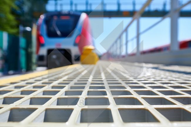 vonatgyarto-letesitmeny A MEISER GFK rács olyan műanyag rács, ami végtelenített üvegszál megerősítéssel és műgyanta felhasználásával készül.